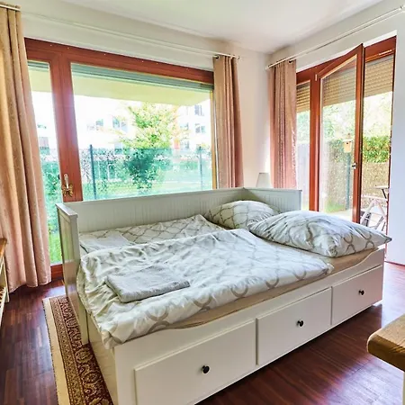 Romantic With Garden And Free Parking Near The Centre Of شقة *