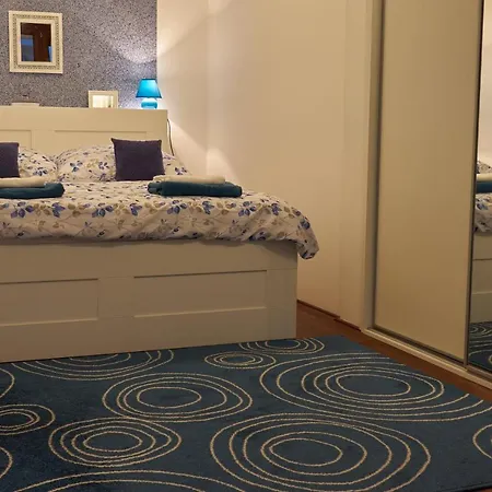 Romantic With Garden And Free Parking Near The Centre Of