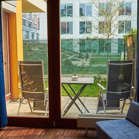 Romantic With Garden And Free Parking Near The Centre Of